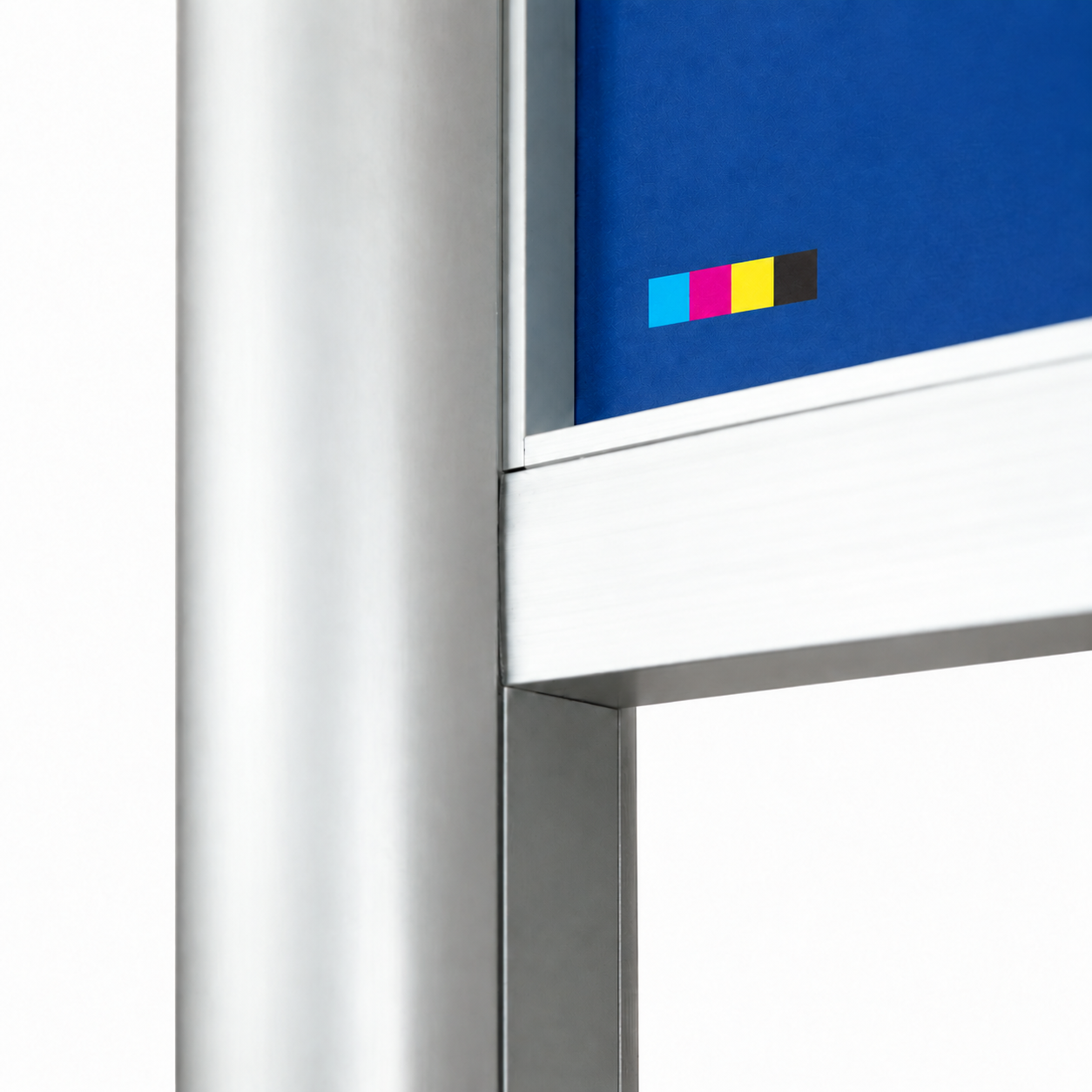 Detail van onderrail en CMYK-signatuur
